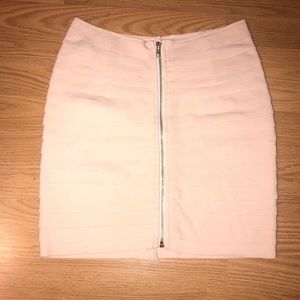 Light pink pencil skirt with zipper detail